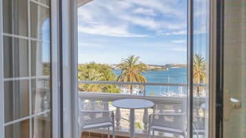 Suite junior, vista al puerto | Vista a la playa o el mar