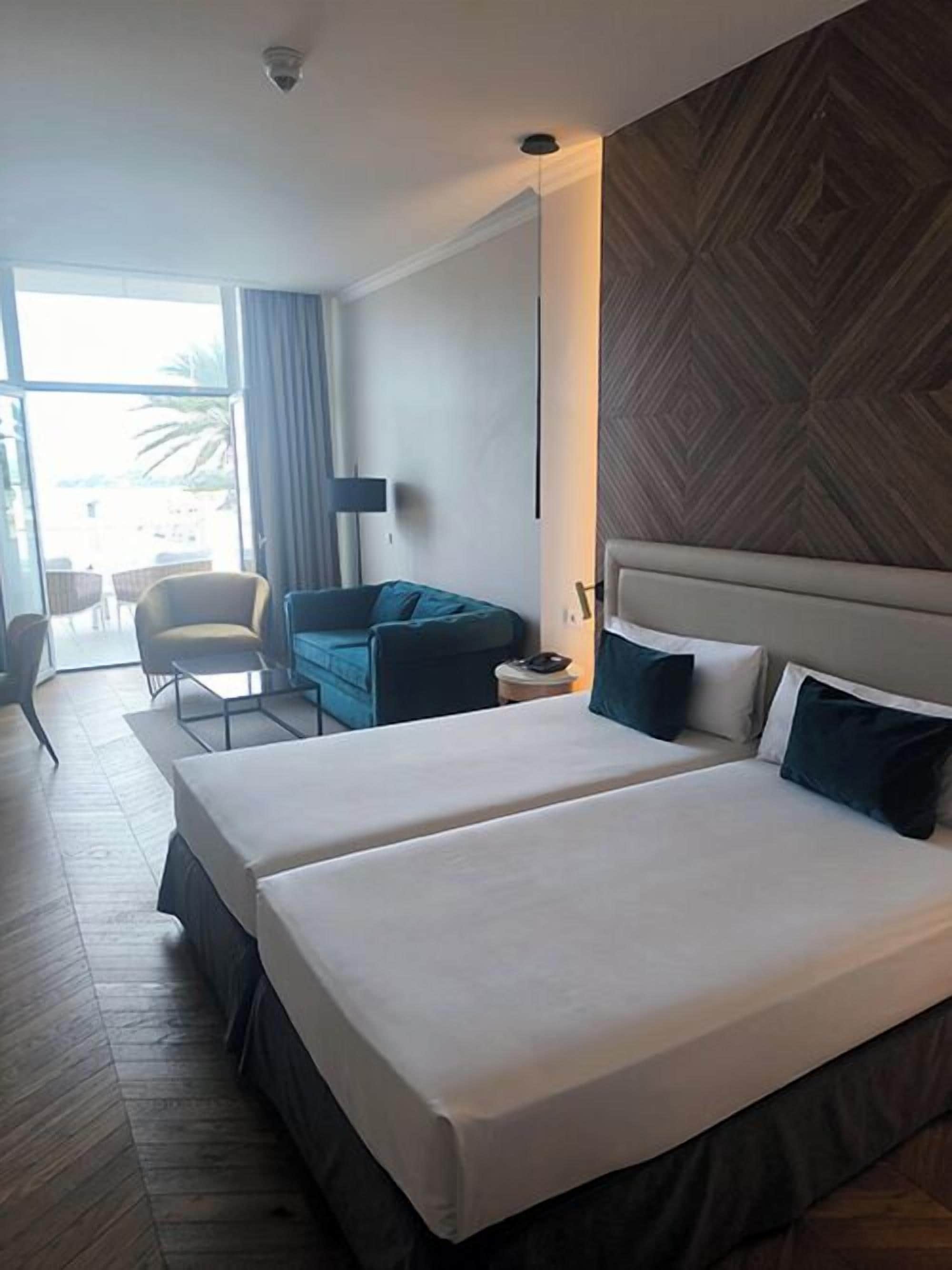 Suite familiar, vistas al puerto deportivo | Minibar, caja fuerte, escritorio y sistema de insonorización