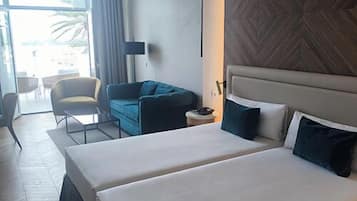 Suite familiar, vistas al puerto deportivo | Minibar, caja fuerte, escritorio y sistema de insonorización