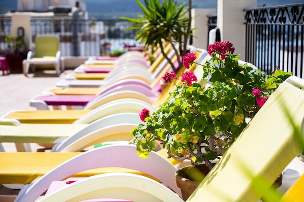 Alberca al aire libre y camastros