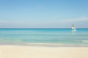 Sur la plage, sable blanc, chaise longue, parasol