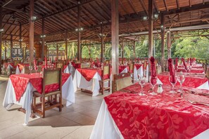 5 restaurants, breakfast, lunch, dinner served; local cuisine