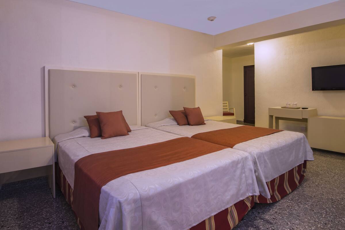 Caixa forta a l'habitació i escriptori