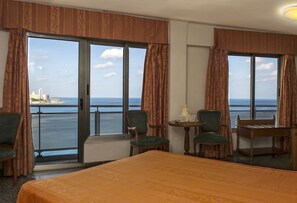 객실 내 금고, 책상, 노트북 작업 공간, 다리미/다리미판