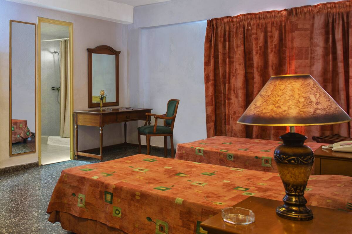 Caixa forta a l'habitació i escriptori