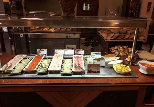 3 restaurants, breakfast served