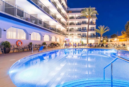 室外游泳池,池畔遮阳伞,日光浴躺椅. 维斯塔公园酒店