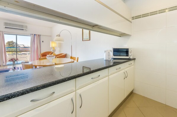 雪櫃、微波爐、爐具、電熱水壺