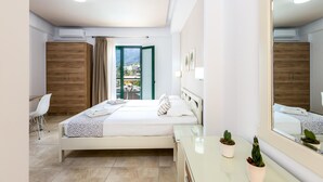 Ein modernes Schlafzimmer mit Bett, Nachttisch und Spiegel. Es gibt ein Fenster mit Vorhängen, einen Schreibtisch und einen Stuhl.