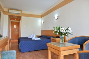 In-room safe, free WiFi, bed sheets - Hotel Veronica (Paphos)