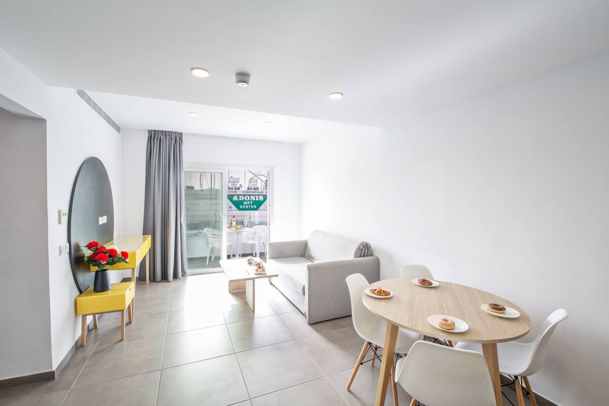 Luxury Apartment, 2 Bedrooms | Living room
