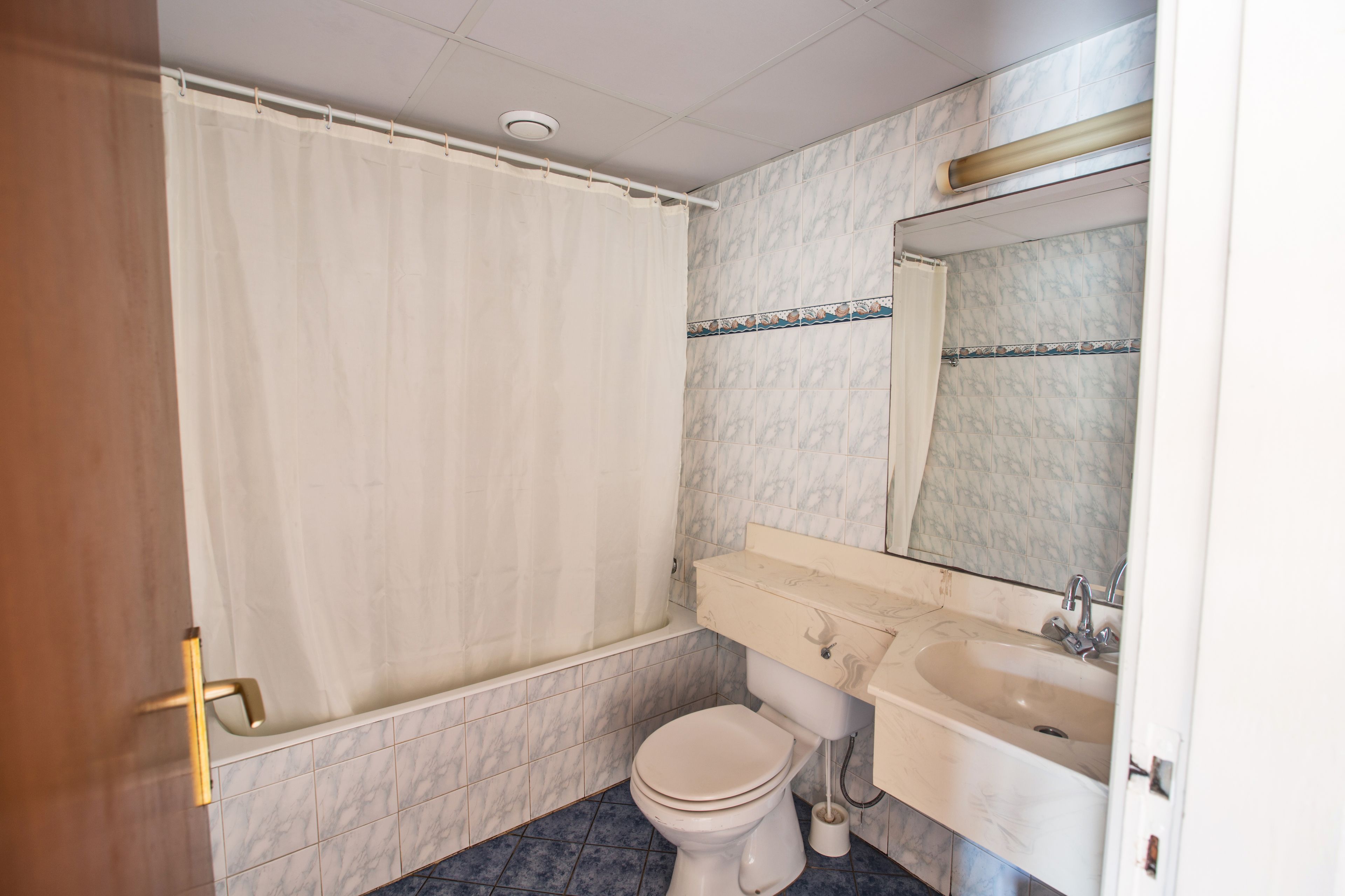 A bathroom with a toilet, sink, and bathtub.