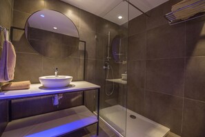 Studio Supérieur | Salle de bain | Baignoire relaxante profonde, sèche-cheveux, serviettes fournies