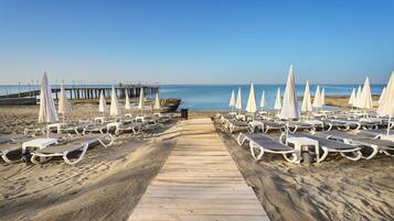 Playa privada, camastros, sombrillas y toallas de playa