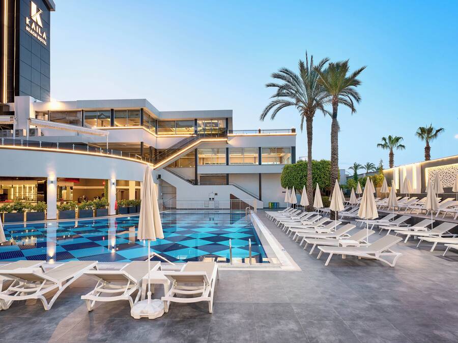 Piscina interna, 3 piscinas externas, guarda-sóis, espreguiçadeiras