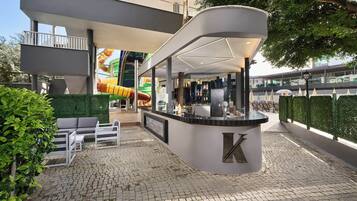Bar ved bassenget