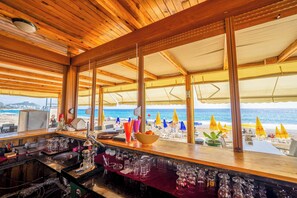 Bar (trong khuôn viên)