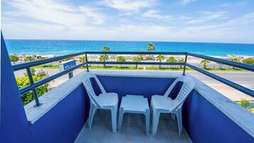 Minibar, coffres-forts dans les chambres, bureau, Wi-Fi