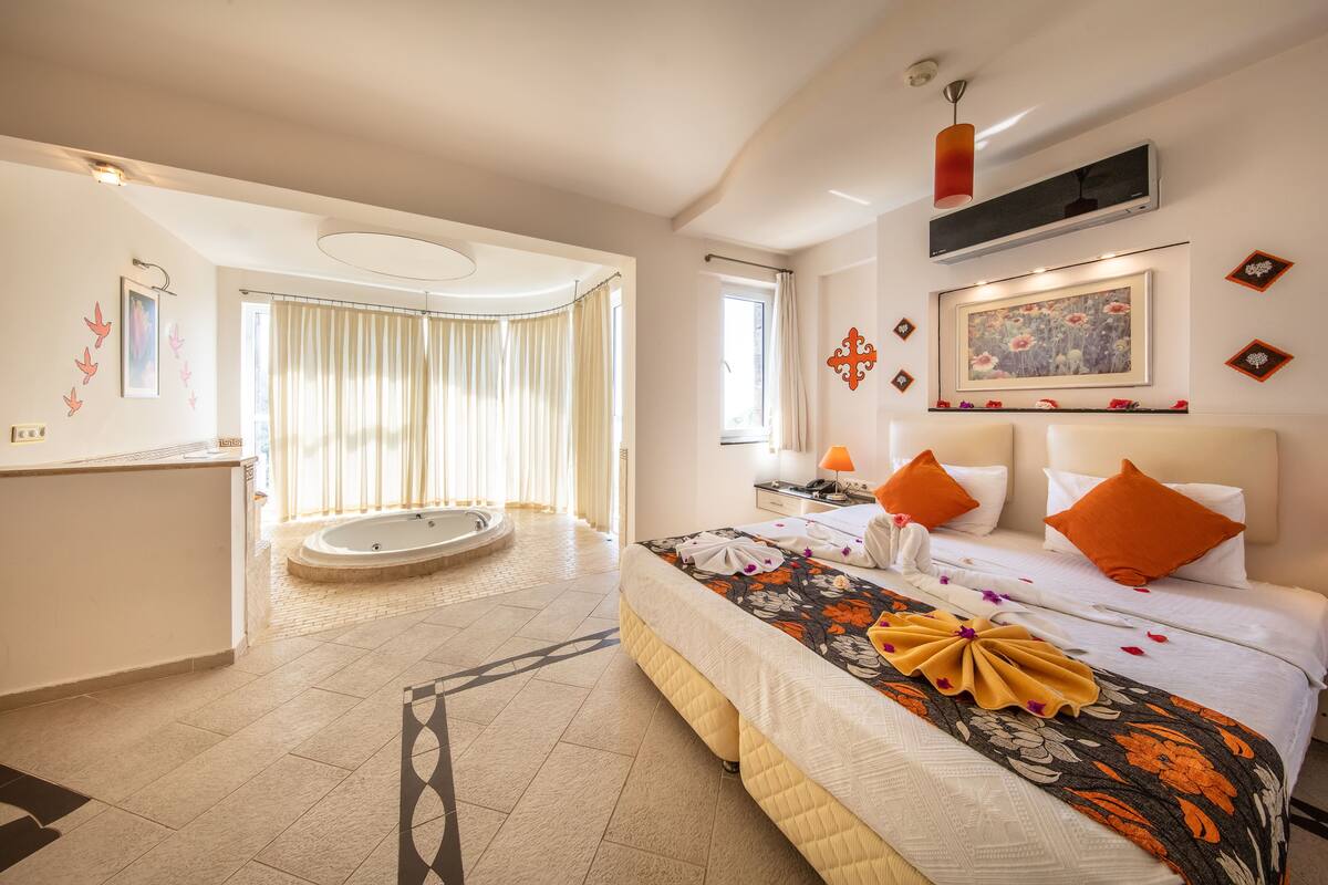 In-room safe, soundproofing, bed sheets