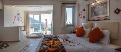 Grand Suite, Non Smoking, Jetted Tub | In-room safe, soundproofing, bed sheets