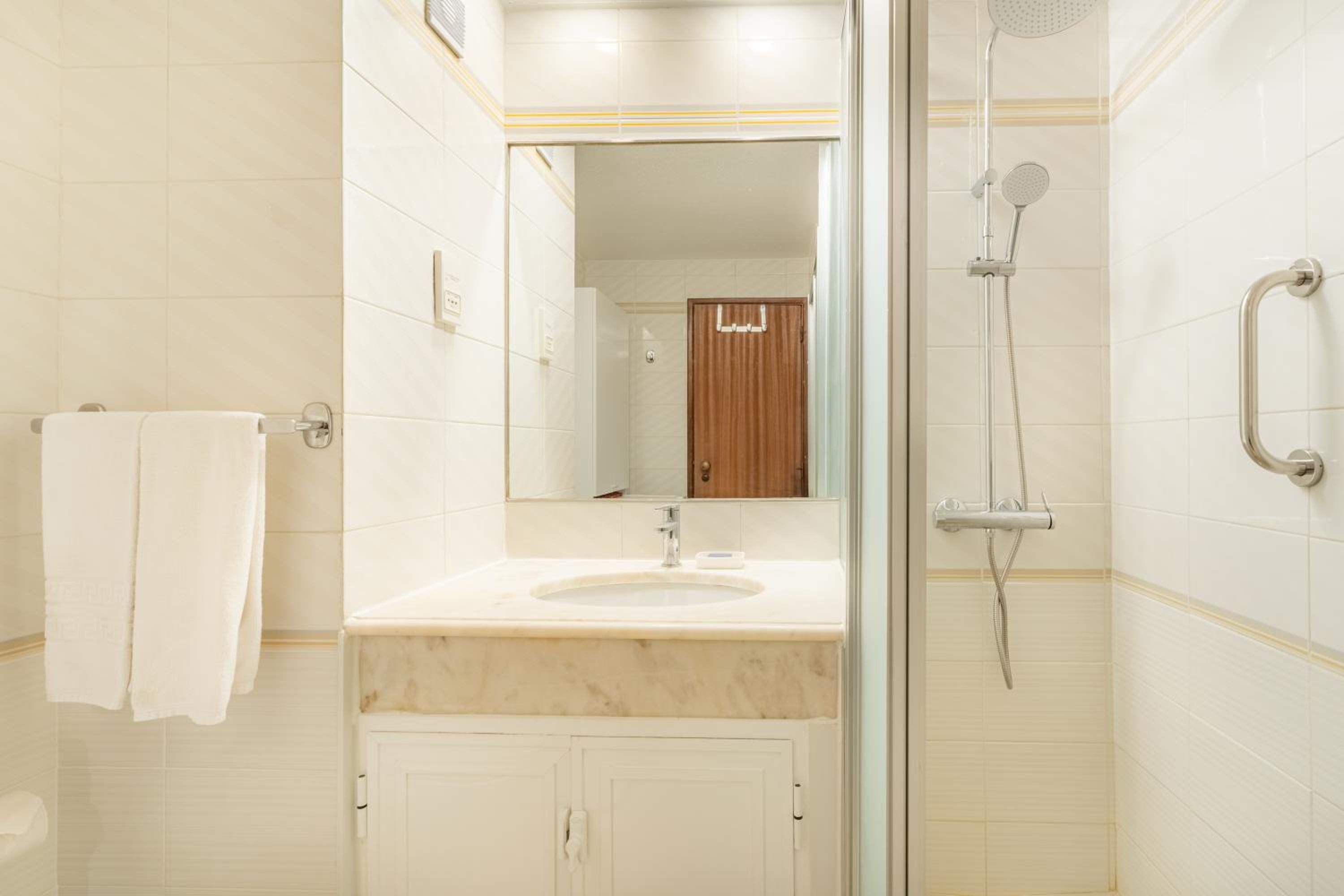 Bidet, toallas, papel de baño 