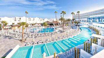 Udendørs pool, parasoller, liggestole