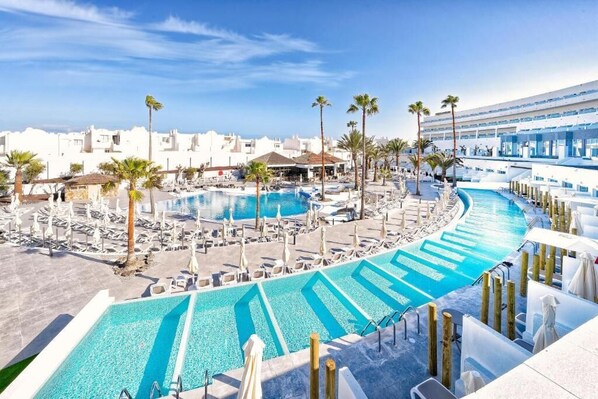 Piscine extérieure, parasols, chaises longues