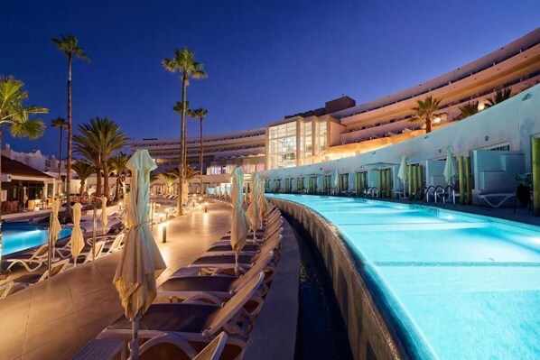 Una cassaforte in camera, con arredamento individuale, una scrivania