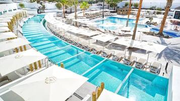 Udendørs pool, parasoller, liggestole