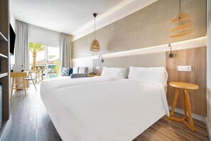 Una cassaforte in camera, con arredamento individuale, una scrivania