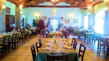 Aperto a colazione, pranzo e cena, cucina regionale