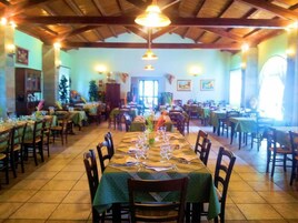 Se sirven desayunos, almuerzos y cenas; cocina regional