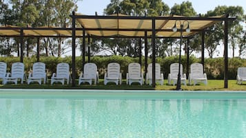 Piscina stagionale all'aperto, ombrelloni da piscina, lettini