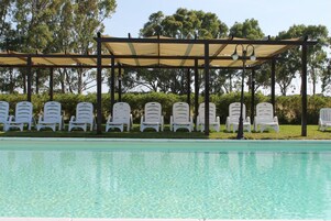 Piscina externa sazonal, guarda-sóis, espreguiçadeiras