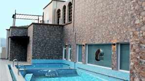 Indoor pool, outdoor pool - Pioneer Hotel Apartments (Muscat)