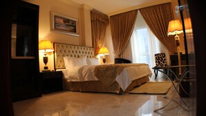 Premium bedding, in-room safe, desk, soundproofing - Pioneer Hotel Apartments (Muscat)