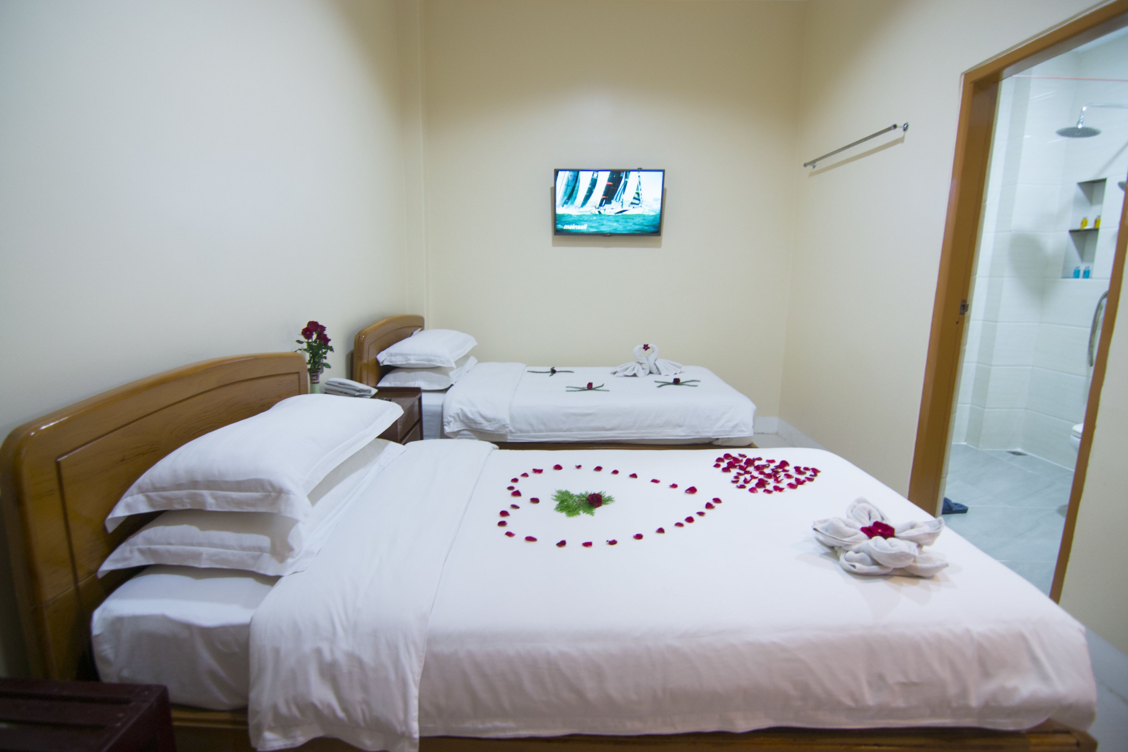 standard room (economy) | minibar, in-room safe, desk, blackout curtains