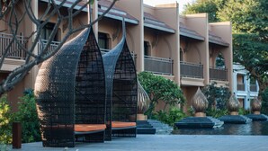 Un edificio moderno con balcón y fuente.