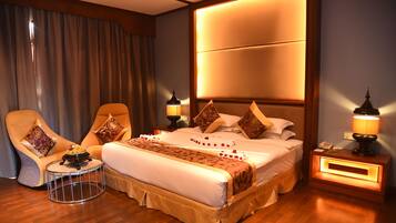 Grand Deluxe | Minibar, in-room safe, desk, blackout curtains