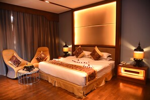 Deluxe Room (Grand) | Bar mini, peti besi dalam bilik, meja, langsir/tirai gelap terus