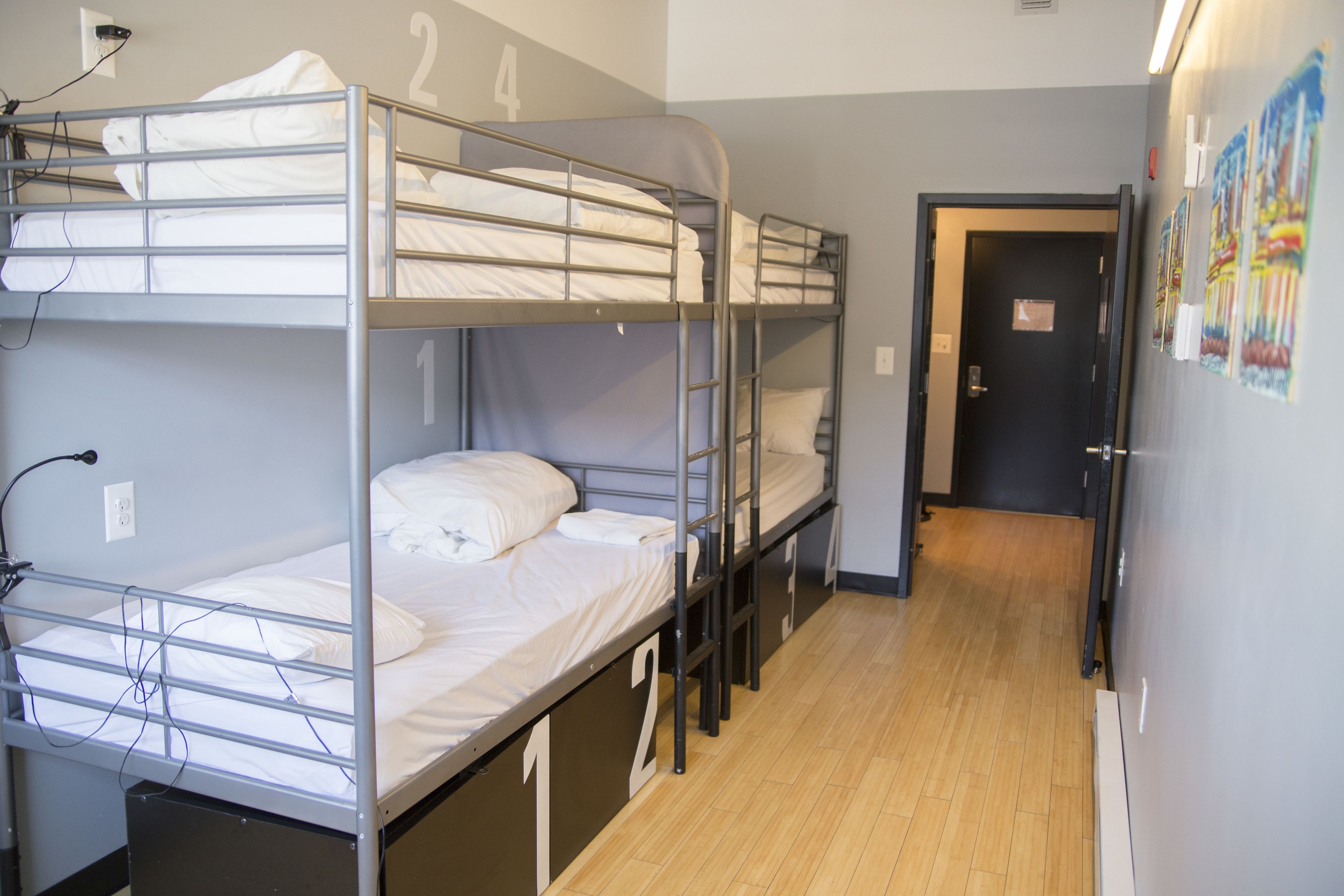 Una camera del dormitorio con letti a castello, numero 24, e una porta che dà su un'altra zona.