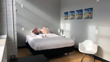 Private Queen Room with Ensuite Bathroom (1 bed) | Down duvets, iron/ironing board, free WiFi, bed sheets