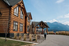 Exterior - Basecamp Lodge Golden (Golden)