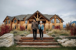 Terrace/patio - Basecamp Lodge Golden (Golden)