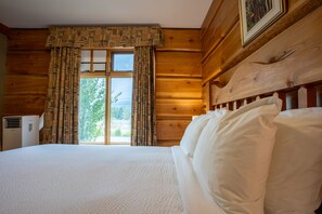 View from room - Basecamp Lodge Golden (Golden)