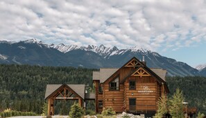 Front of property - Basecamp Lodge Golden (Golden)