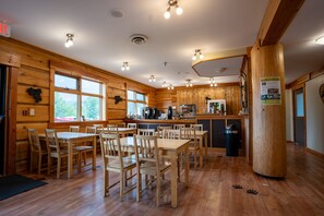 Coffee and/or coffee maker - Basecamp Lodge Golden (Golden)
