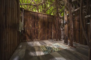 Romantic Tree House | Bathroom | Shower, eco-friendly toiletries, hair dryer, towels - Mondi Lodge (Sint Michiel)