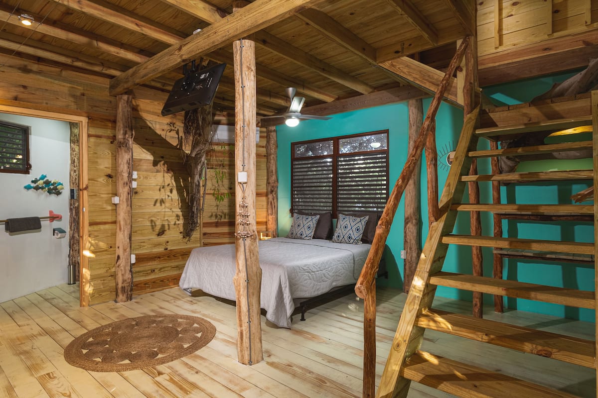 romantic tree house | 1 bedroom, minibar, in-room safe, individually decorated