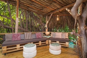 Casa romántica en un árbol | Minibar, caja fuerte, decoración individual y mobiliario individual